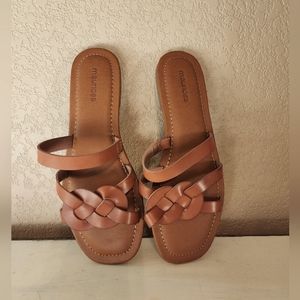 Flat sandals